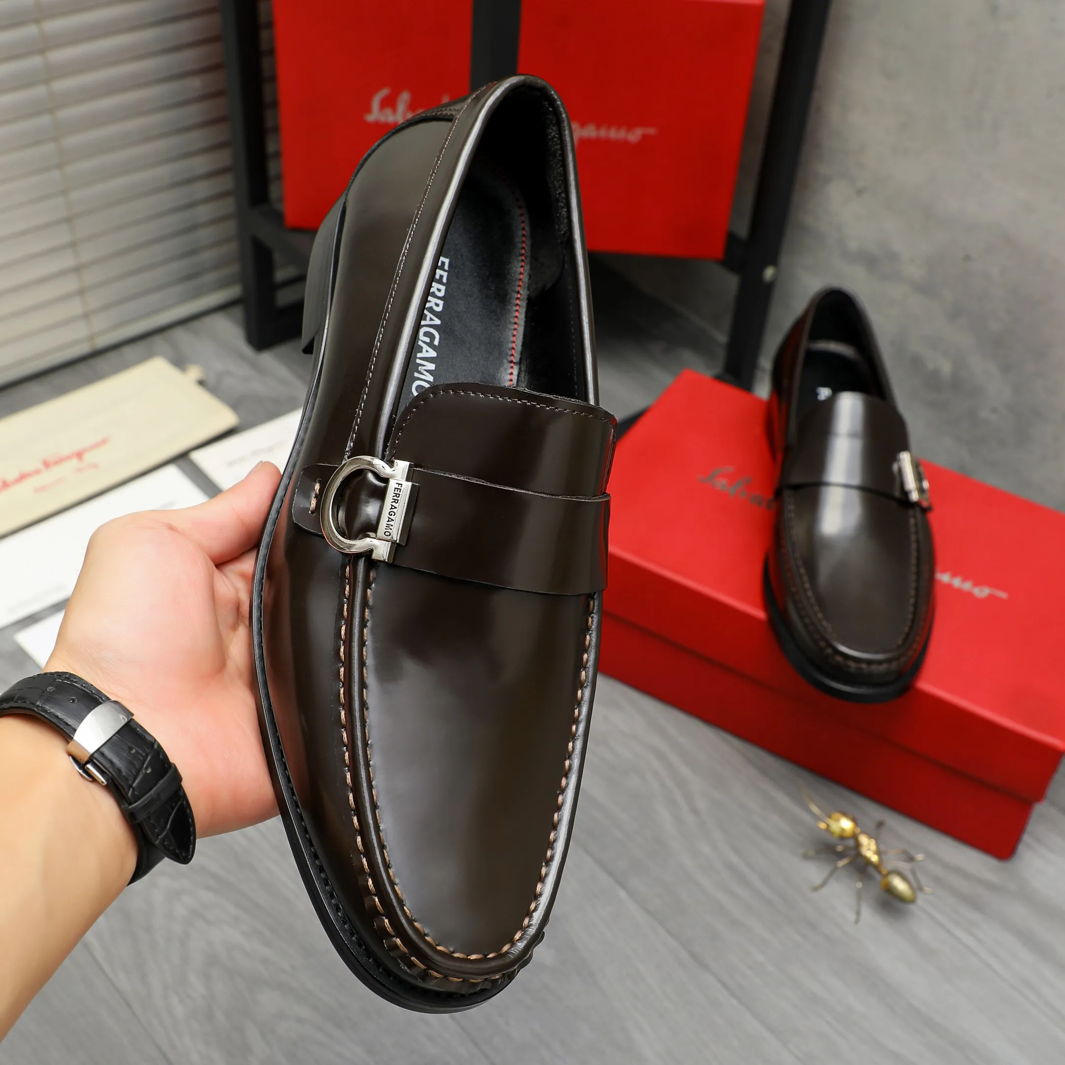 Men's shoes 💰442 Product trademark: Ferragamo "Ferragamo" business formal leather shoes Regular size: 38-46 (45.46 custom-made and non-returnable) Product materials: Selected pearlescent cowhide upper, cowhide lining, original rubber outsole